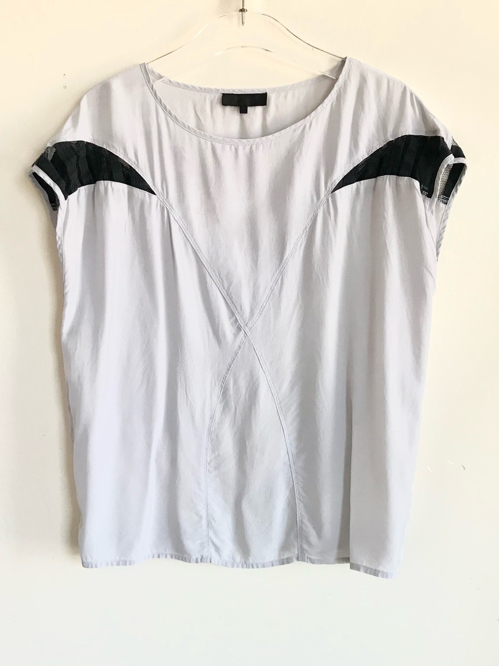 Kelly Wearstler Gray Silk Blouse Black Shoulder Panel Top Short Sleeve M 10 EUC